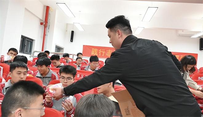 龙8国际：孝义市志愿者协会走进二中开展高三考前心理辅导讲座(图8)