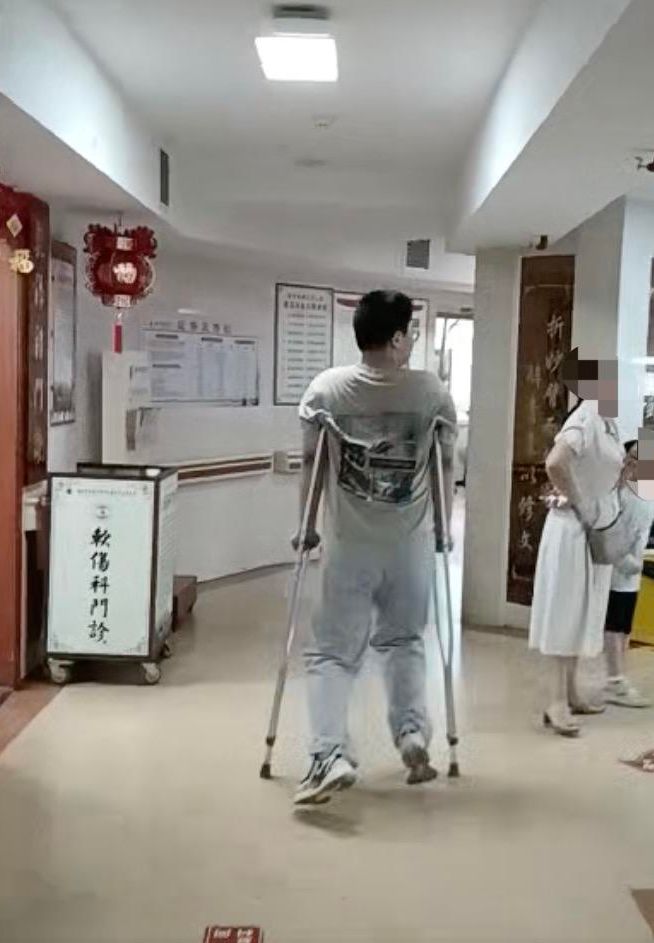 long8：一学生骨折重伤“校长”和3名教官涉嫌虐待被起诉！在“国家二级心理咨询师”办的成长基地接受“踹的教育”？(图2)