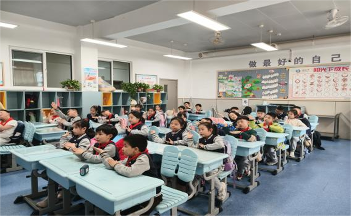 指尖萌动迎“立春”家校同心伴成长——山师附小二（4）中队家长进课堂活动纪实_泉城新闻_大众网(图2)