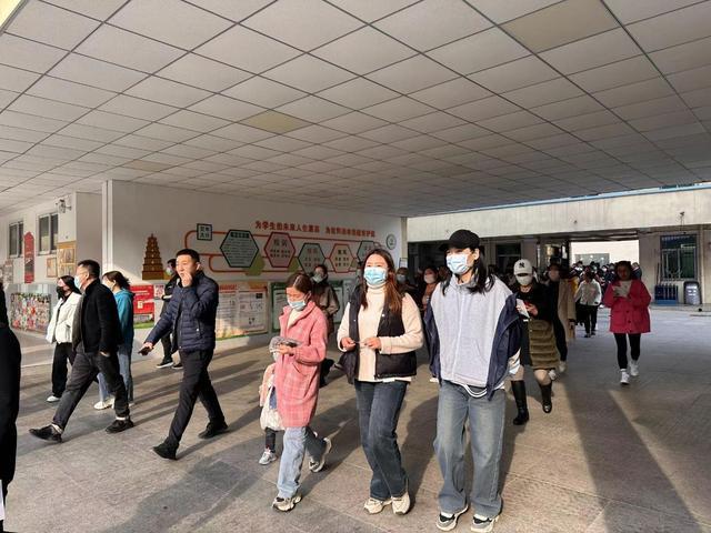 同心同德育学子家校共育谱新篇——浐灞二十一小召开2024年春季家长会(图2)