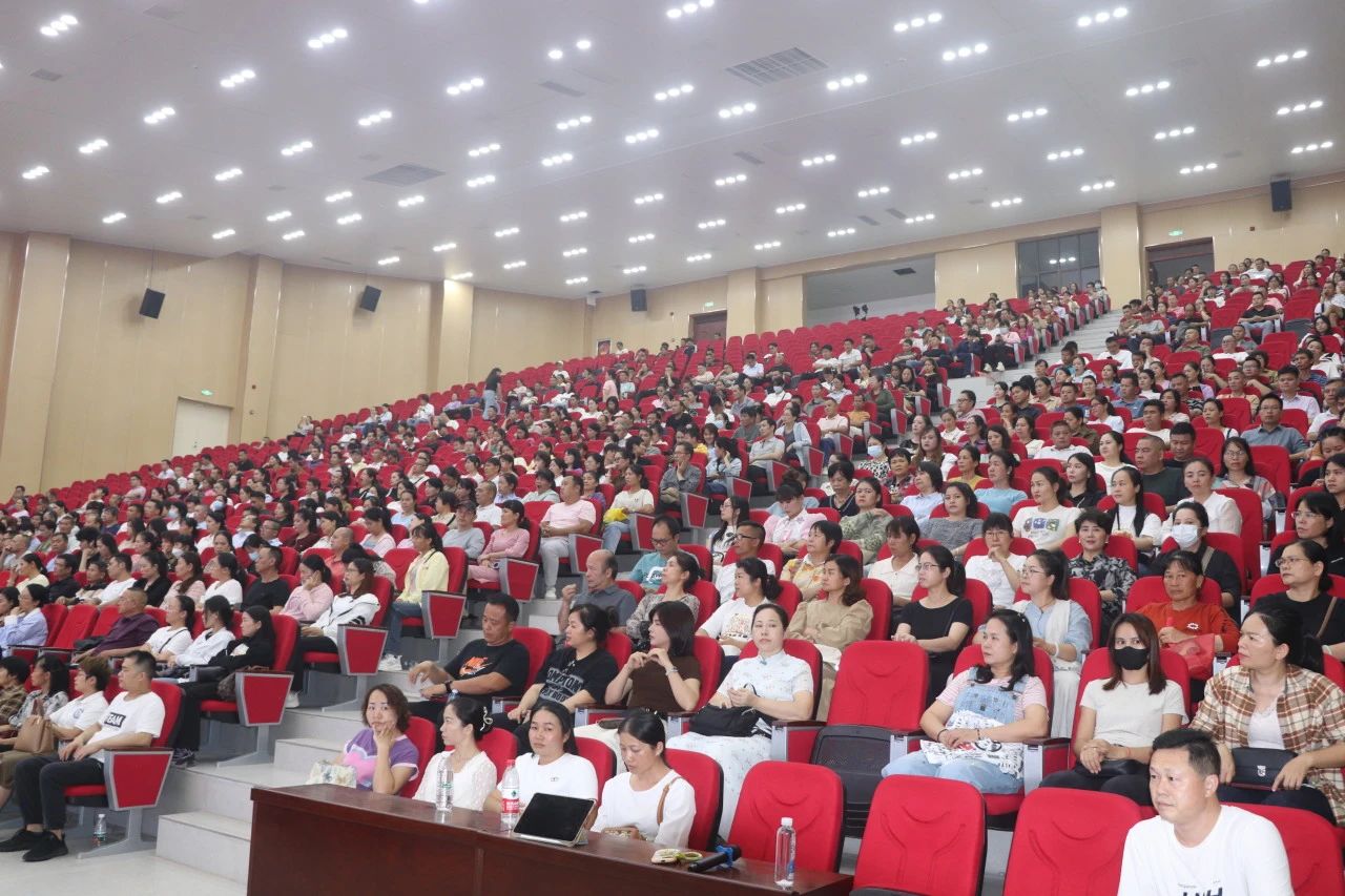 和谐盈校话成长家校共绘未来图——北师大平果附校2024年秋季学期高2024级家长会(图3)