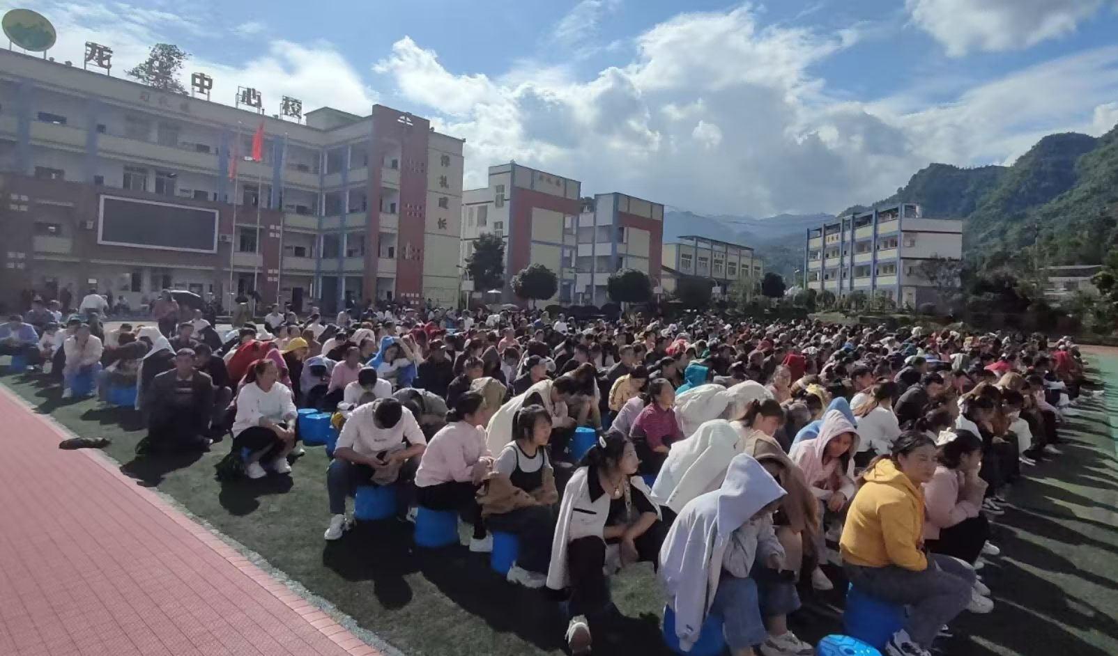 家校齐携手共筑成长路——宜宾屏山县龙华镇中心学校2024年秋期家长会(图1)